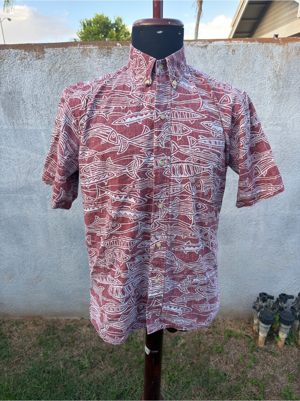 PreOwned Reyn Spooner Classic Red Hawaiian Fishes Full Button Men's Small